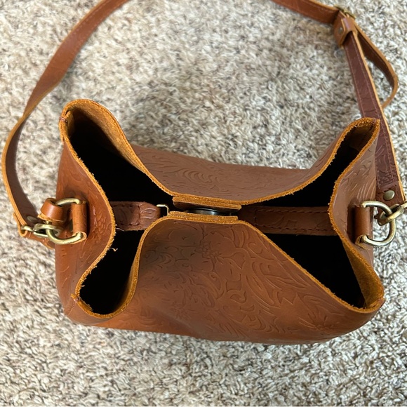 Portland Leather Goods Butterfly Bucket crossbody embossed tooled bag w/ tassel - Picture 6 of 11